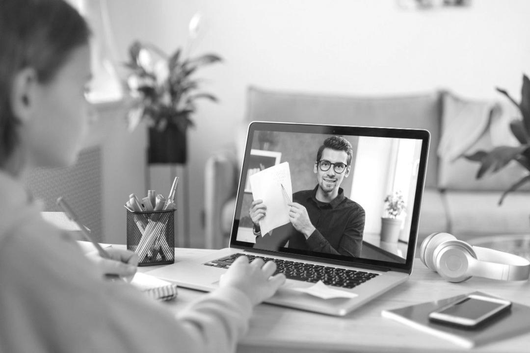 Persona estudiando finanzas personales desde casa