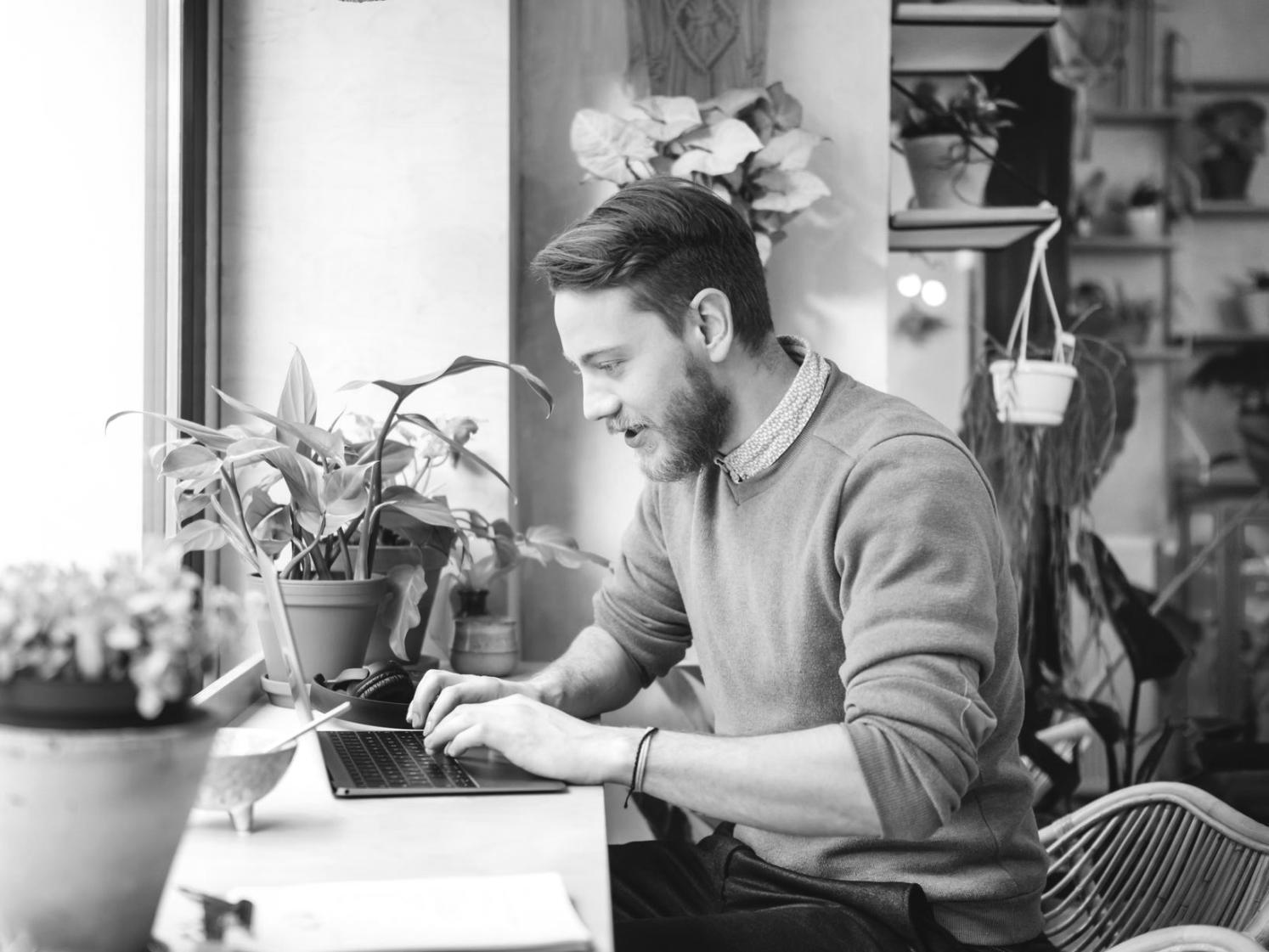 Estudiantes aprendiendo sobre finanzas personales